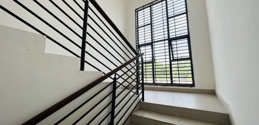 4BEDROOM/STUDY WITH BOYSQUARTERS FOR SALE AT SPINTEX