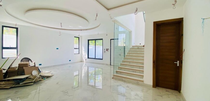 Executive 4 bedrooms luxury House with 1 room boys for sale at East Legon ( American house)