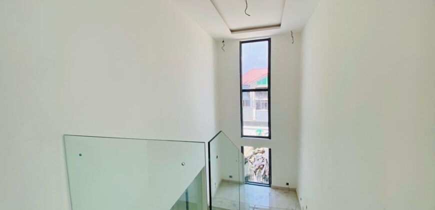 Executive 4 bedrooms luxury House with 1 room boys for sale at East Legon ( American house)