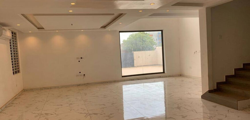 LUXURIOUS 4 BEDROOMS HOUSE WITH A SPARKLING SWIMMING POOL EAST LEGON HILLS