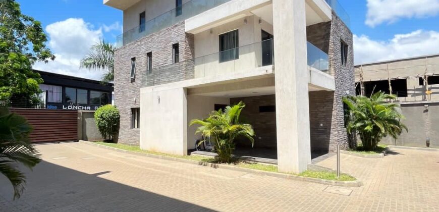 Four (4) bedroom town house 🏡 for rent at airport residential fully furnished