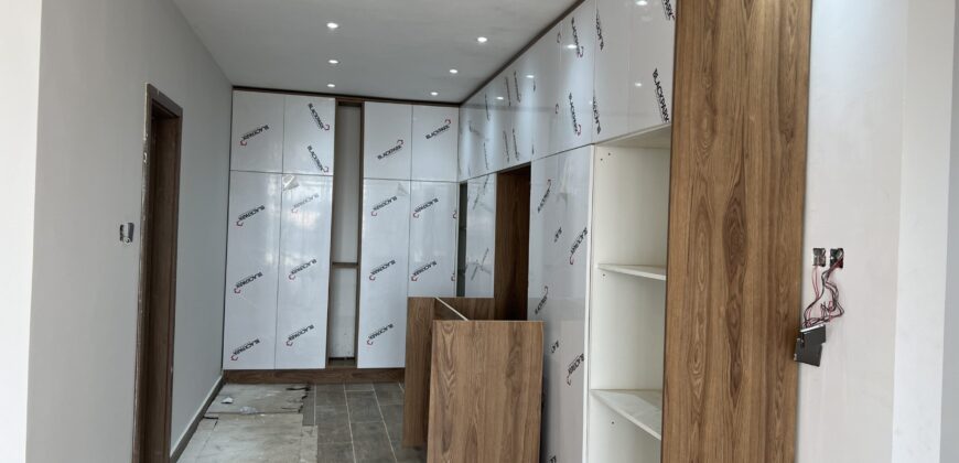 4bedroom with a boysquarters and a swimming pool for sale at school junction Botwe