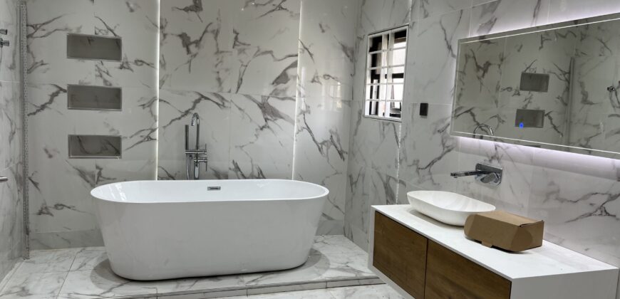 4bedroom with a boysquarters and a swimming pool for sale at school junction Botwe