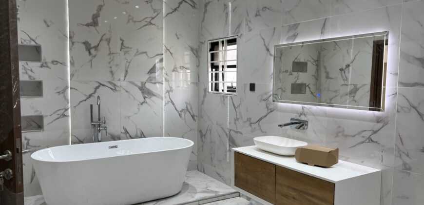 4bedroom with a boysquarters and a swimming pool for sale at school junction Botwe