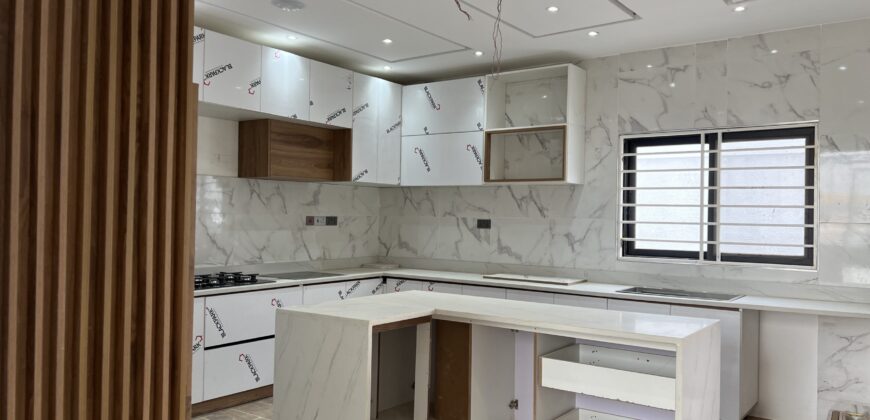 4bedroom with a boysquarters and a swimming pool for sale at school junction Botwe