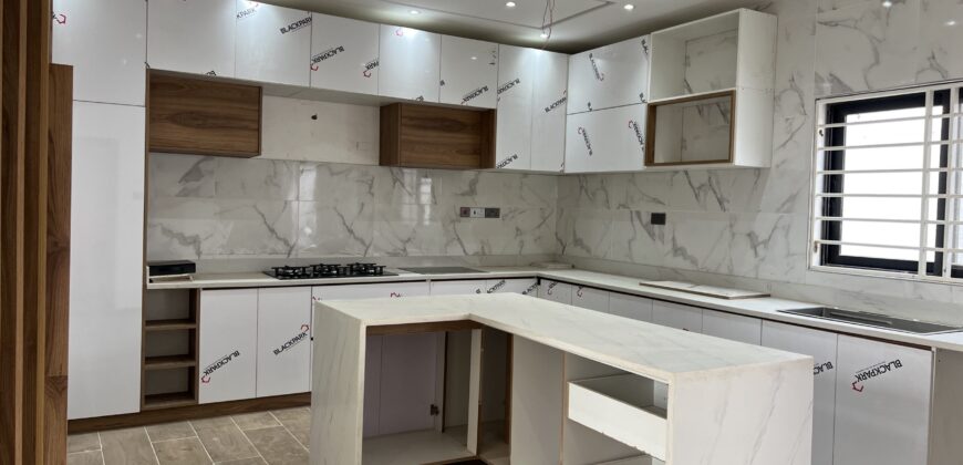 4bedroom with a boysquarters and a swimming pool for sale at school junction Botwe