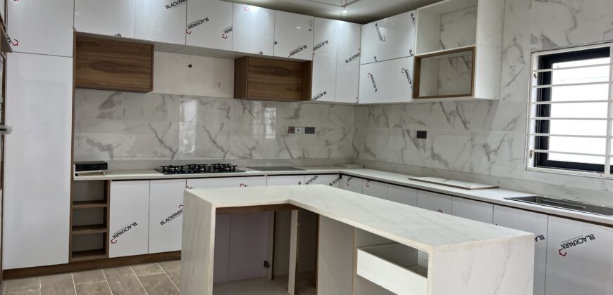 4bedroom with a boysquarters and a swimming pool for sale at school junction Botwe