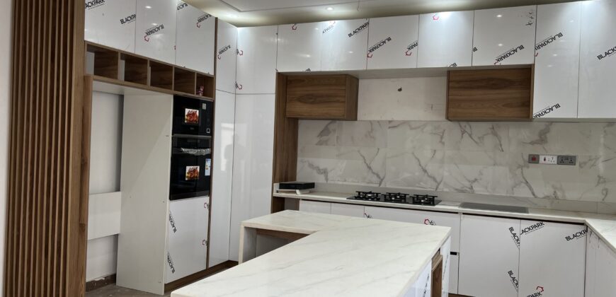 4bedroom with a boysquarters and a swimming pool for sale at school junction Botwe