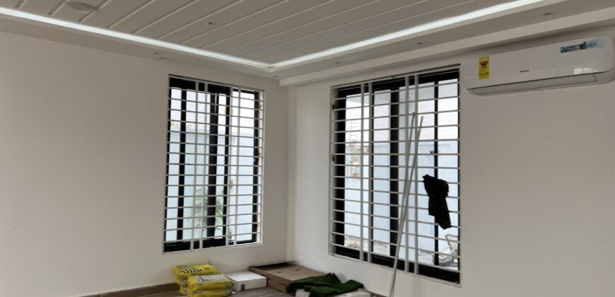 4bedroom with a boysquarters and a swimming pool for sale at school junction Botwe