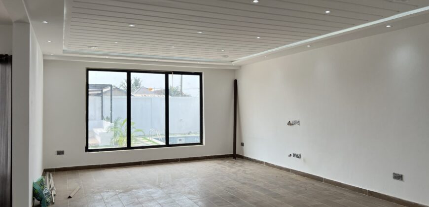 4bedroom with a boysquarters and a swimming pool for sale at school junction Botwe