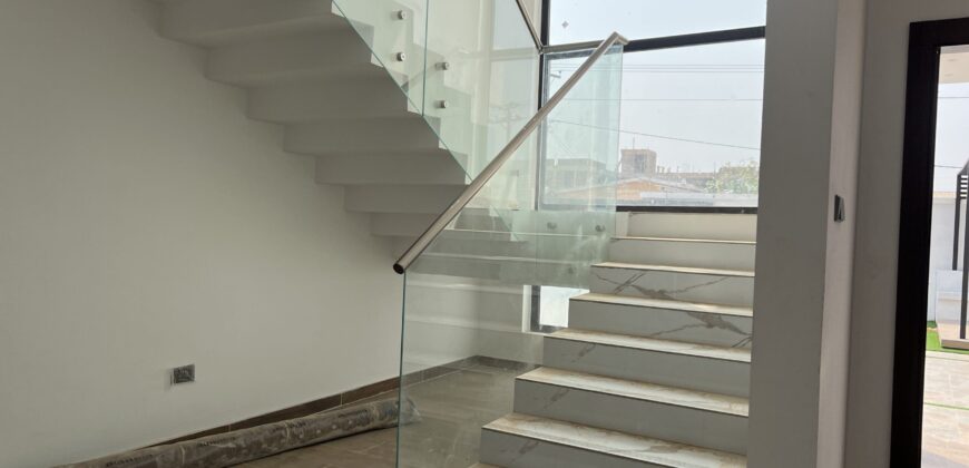 4bedroom with a boysquarters and a swimming pool for sale at school junction Botwe