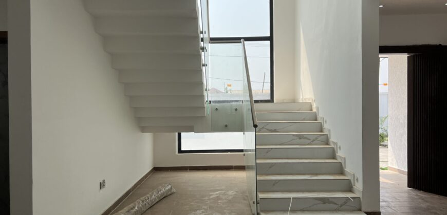 4bedroom with a boysquarters and a swimming pool for sale at school junction Botwe