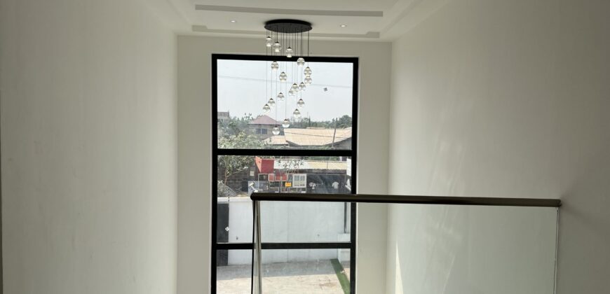 4bedroom with a boysquarters and a swimming pool for sale at school junction Botwe