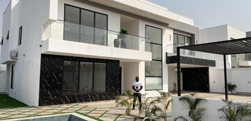 4bedroom with a boysquarters and a swimming pool for sale at school junction Botwe