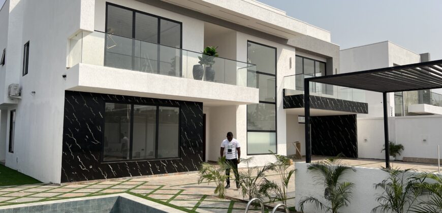 4bedroom with a boysquarters and a swimming pool for sale at school junction Botwe