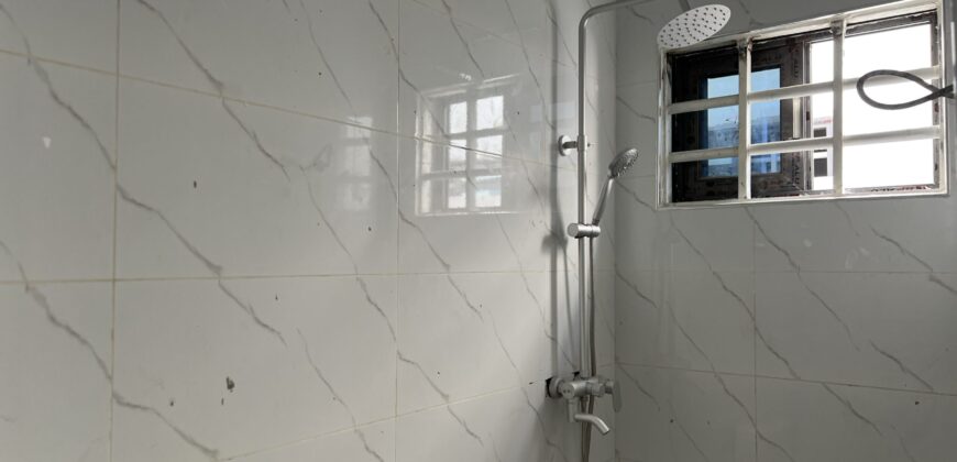 4bedroom with a boysquarters and a swimming pool for sale at school junction Botwe