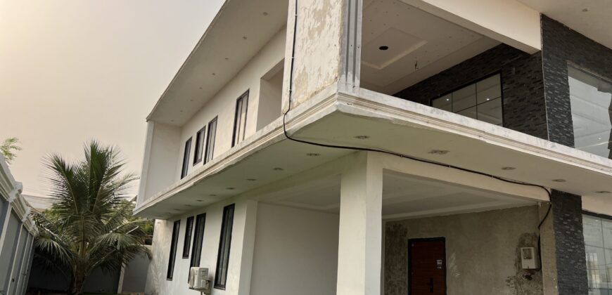 4bedroom storey building semi furnished located at Lashibi sakumono