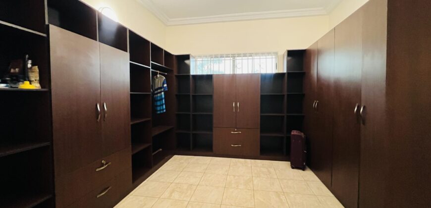 Six(6) bedroom town house 🏡 for rent at airport hills for $3,500 semi furnished