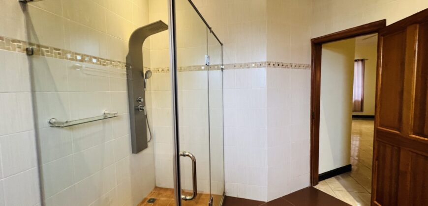 Six(6) bedroom town house 🏡 for rent at airport hills for $3,500 semi furnished