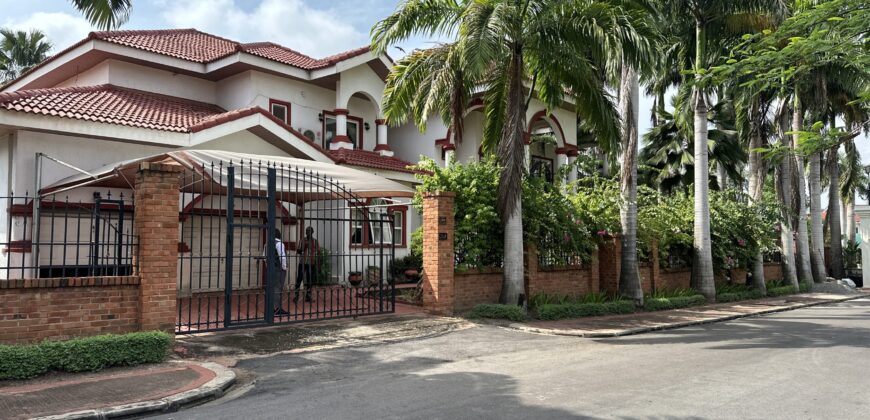 5bedroom furnished house for sale at Trassaco ESTATE Adjiringanor Huge Backyard with swimming pool