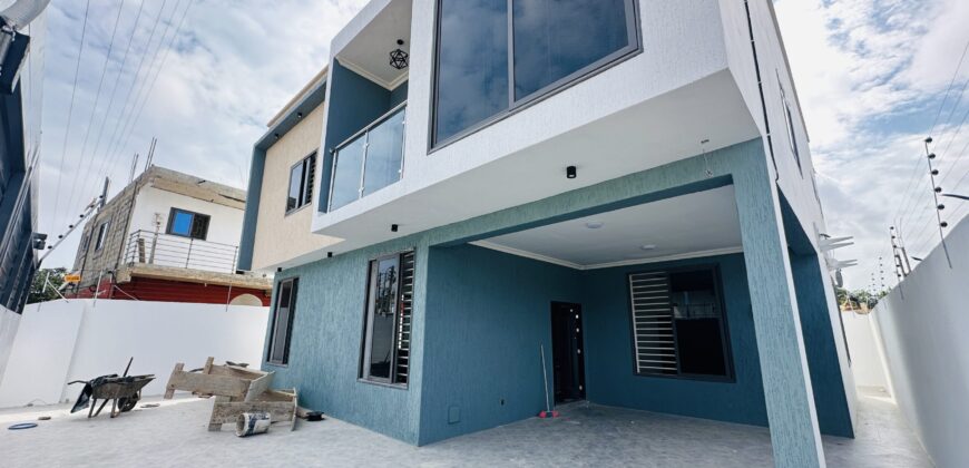 4BEDROOM  HOUSE FOR SALE @ SPINTEX