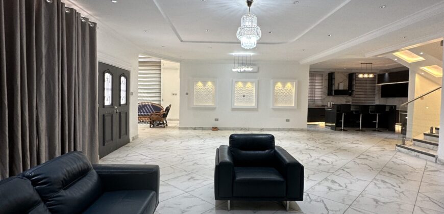 Stunning 5-Bedroom Home for Sale – Lakeside