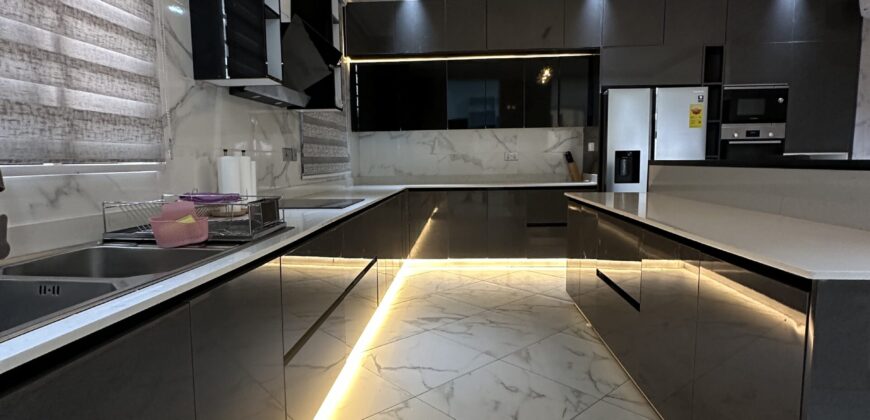 Stunning 5-Bedroom Home for Sale – Lakeside