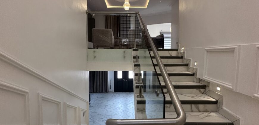 Stunning 5-Bedroom Home for Sale – Lakeside