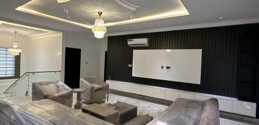 Stunning 5-Bedroom Home for Sale – Lakeside