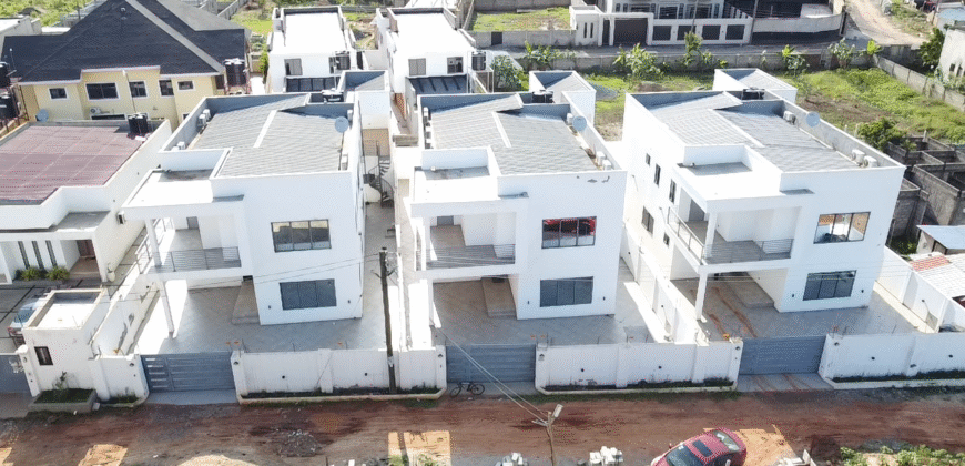 4-Bedroom House with Boys’ Quarters & Swimming Pool – For Sale at East Legon Hills