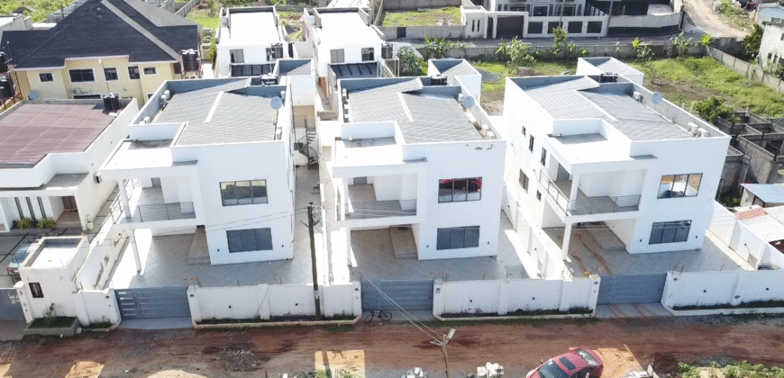 4-Bedroom House with Boys’ Quarters & Swimming Pool – For Sale at East Legon Hills